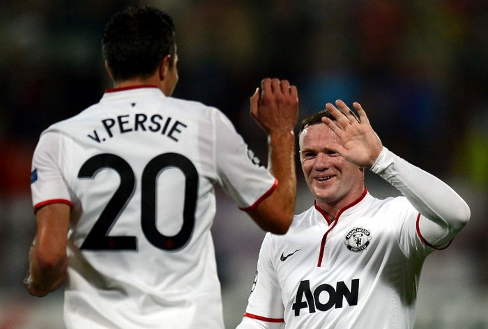Rooney chấp nhận làm nền cho Van Persie tỏa sáng. Họ trở thành đối tác tin cậy.